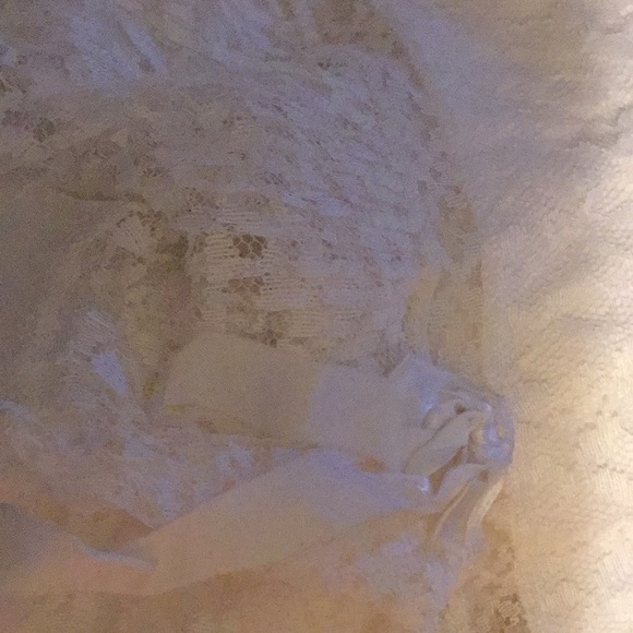 Gorgeous vintage lace half slip.      S - Picture 5 of 6